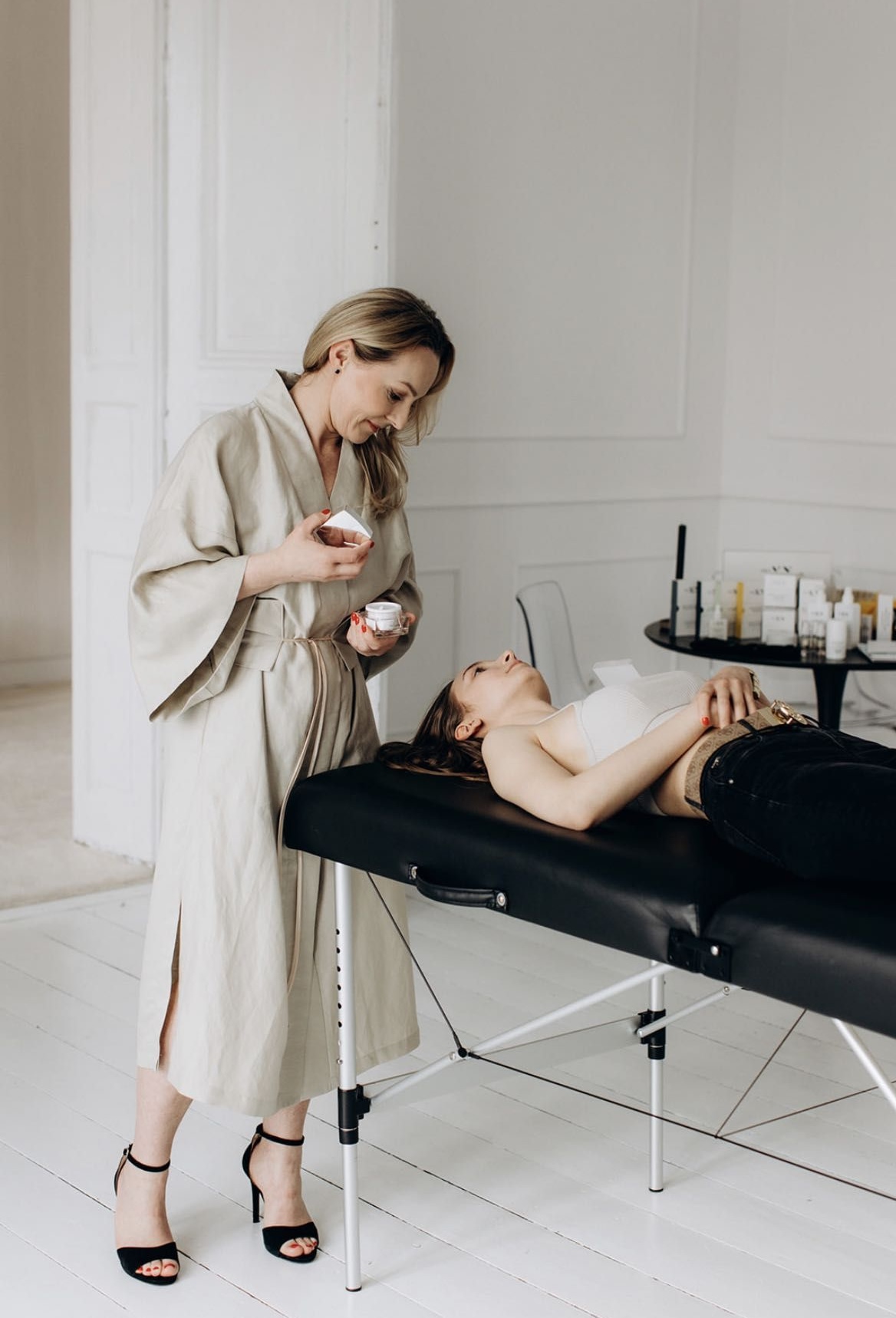 Magdalena Rebane w gabinecie Maestria Beauty, przy stole zabiegowym