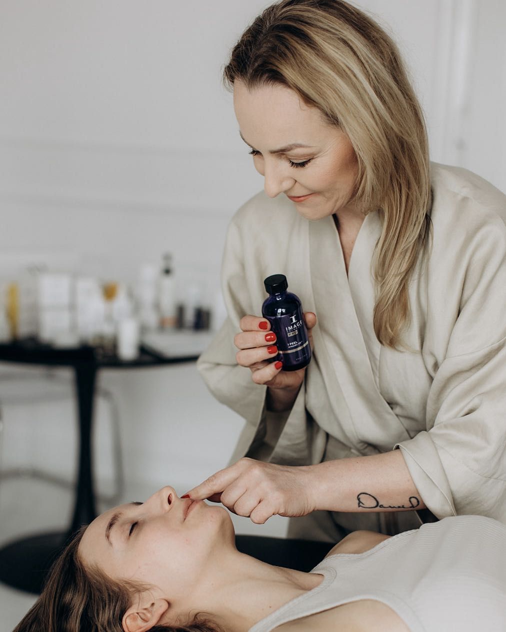 Magdalena Rebane aplikuje naturalny kosmetyk Image Skincare podczas zabiegu na twarz